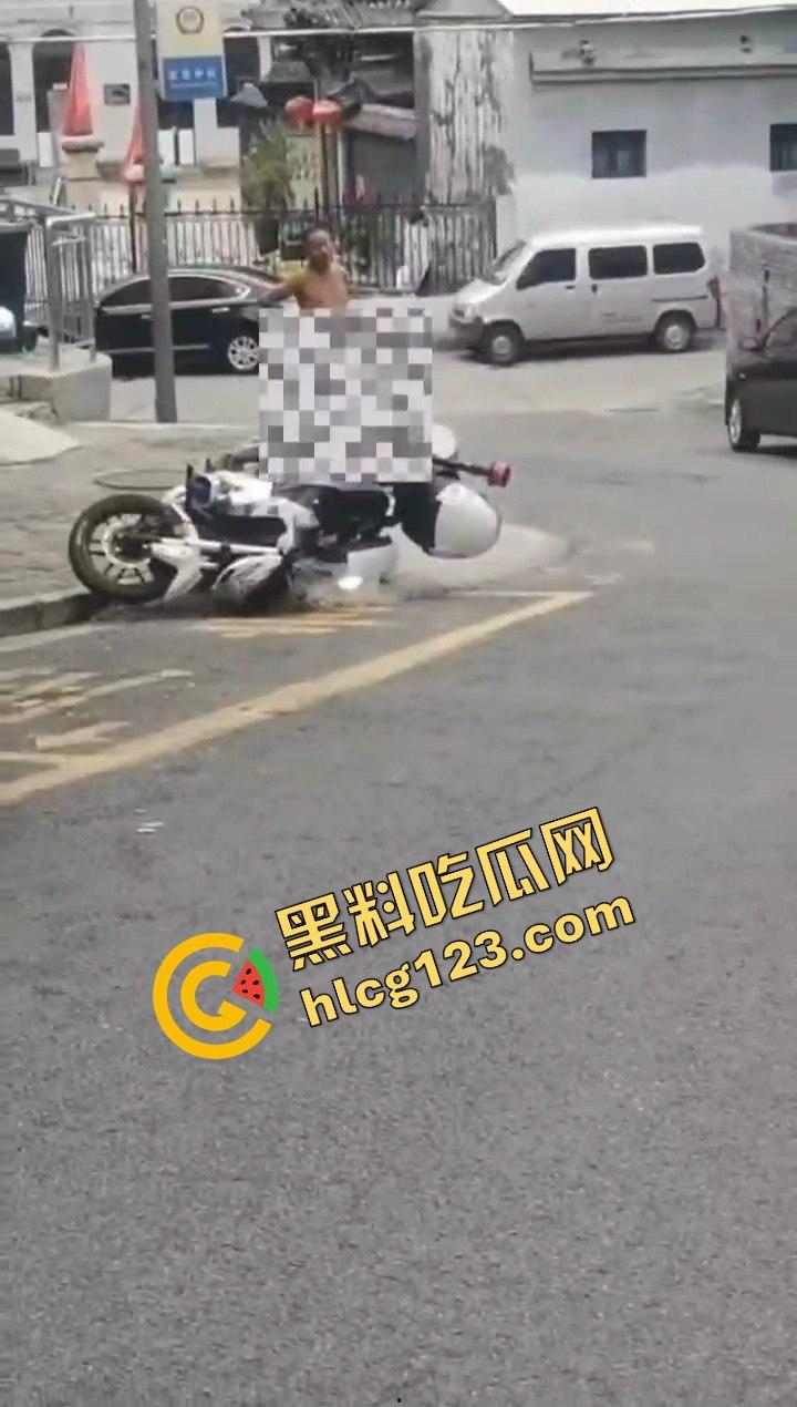 山西阳泉疯狂男子保晋路发疯砸车，连警车也不放过！-7