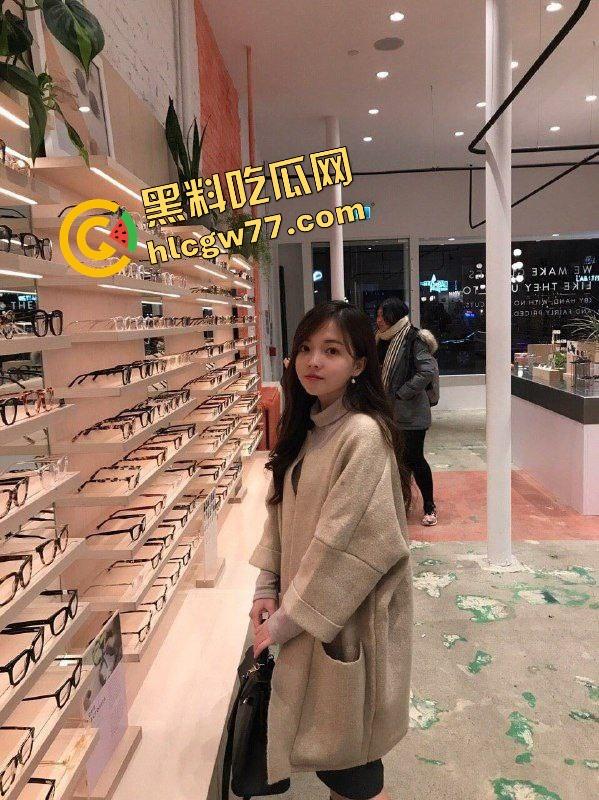 加拿大骚留学妹『李天宜』有男友逼还湿成水帘洞，远屌解不了近渴水 只能约炮找人堵洞口！-5