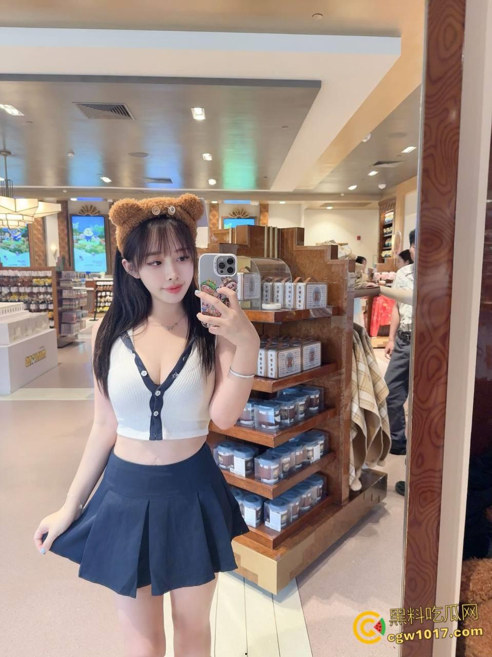 上门按摩的良家巨乳妹子，G杯销魂大奶还会喷水，摇摆的奶子太要命了，全射在妹子的奶子上！-2