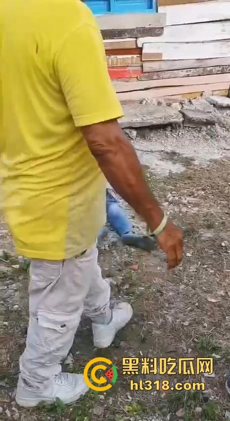 哥伦比亚双重谋杀案，疑似帮派报复，枪手杀害了不不尽兴，还要在死者头部猛踹几脚才愤愤离去，国外真乱！-3