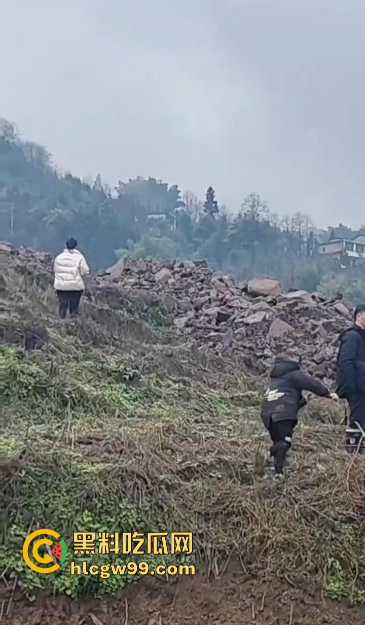 四川宜宾筠连县突发山体滑坡 多间民房瞬间被吞噬 人员被埋 官兵火速展开紧急救援！-4