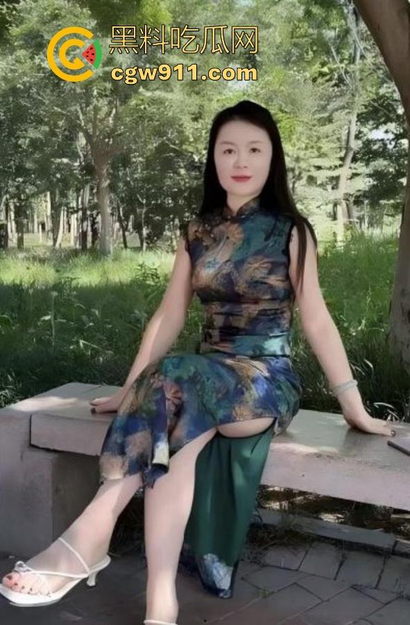 给网友直播暴操穿旗袍的嫂子,性感大奶陪肉丝,花式打桩猛插,内射后爽到兄弟直喊嫂子老婆!-2