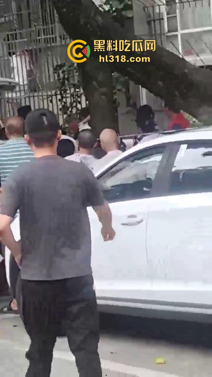 四川眉山阳光新城壹号，一男子疑似因欠账太多跳楼自杀，欠了做老赖就是了为什么要跳楼呢？-8