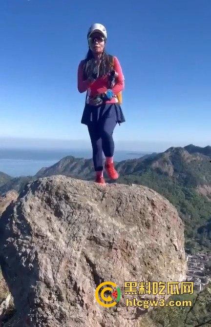 摆拍也要选对地方 女子悬崖边扭腰凹造型，刚摆完S曲线，转头就玩命飞下去！-1