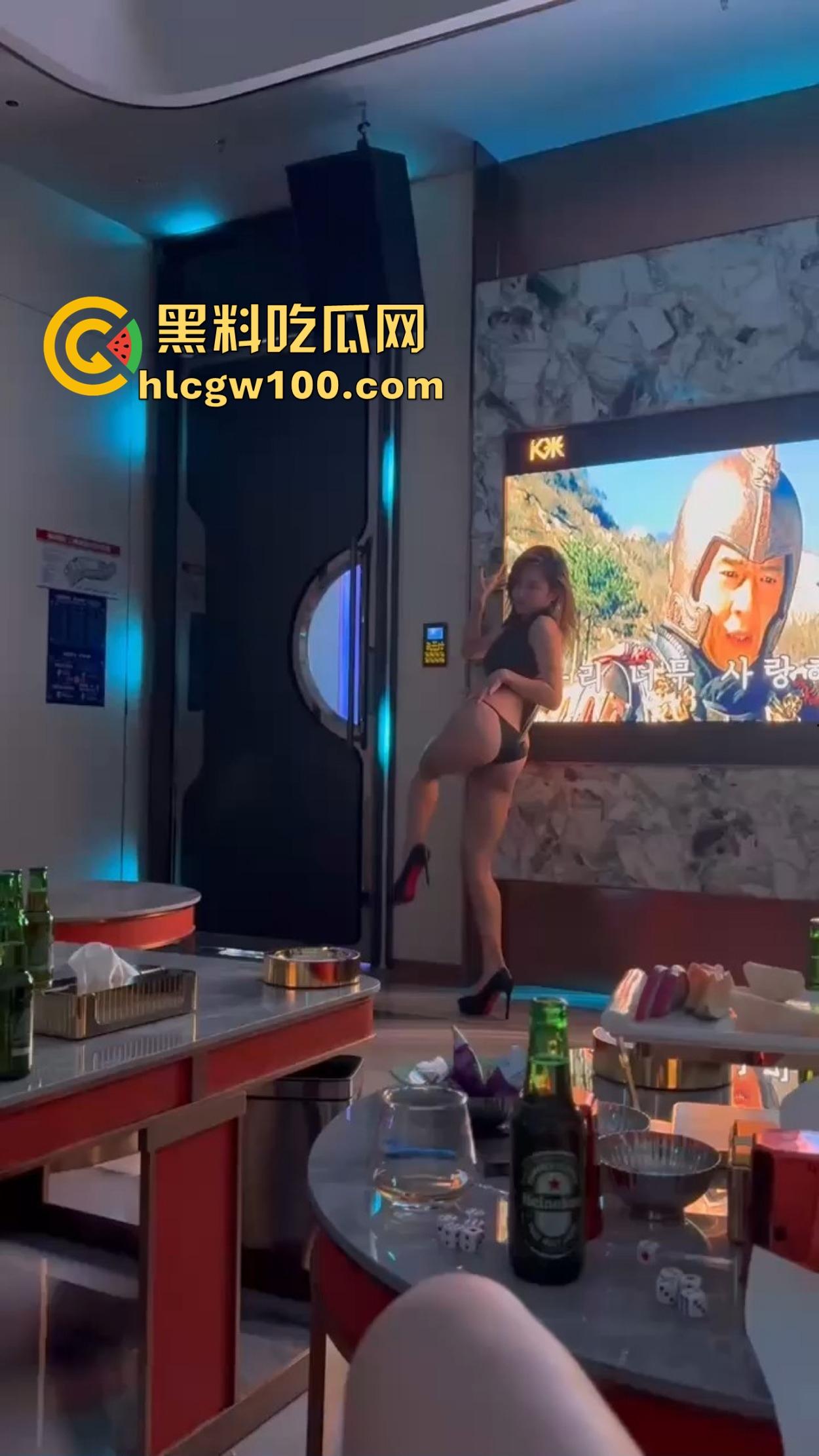 KTV现在都这么高端得吗 边唱歌边喝酒边看兔女郎陪酒女在包厢内扭腰跳骚舞，真是一种享受！-1