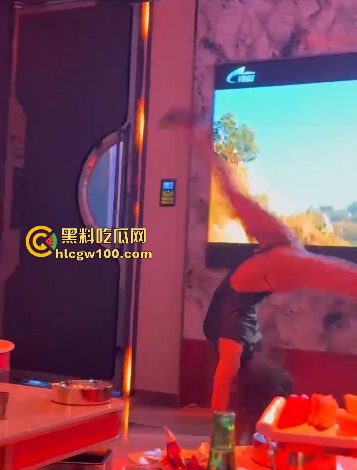 KTV现在都这么高端得吗 边唱歌边喝酒边看兔女郎陪酒女在包厢内扭腰跳骚舞，真是一种享受！-7