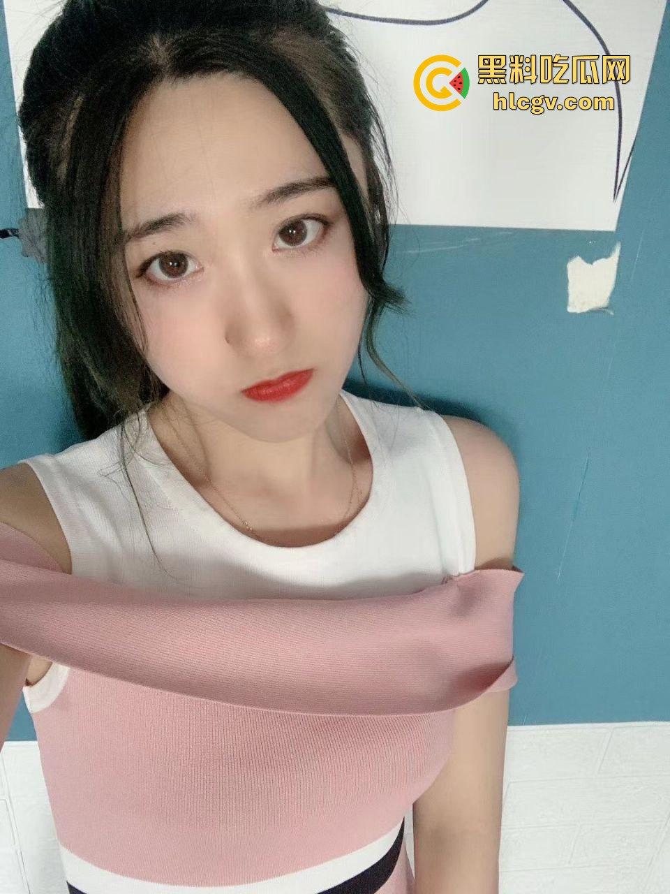 沈阳大学骚女【邓柯欣】社死翻车！背着男友穿黑丝乱搞，视频流出让男友怒戴绿帽！-1