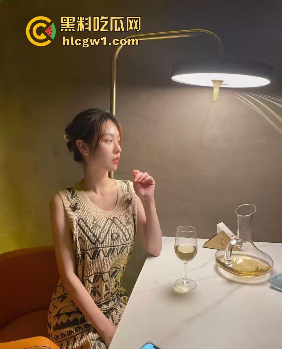 秦皇岛顶级模特御姐【王思涵】爆辣登场！性感紧身衣裹出绝美S曲线，腿长直逼天际，骚气难掩！-4