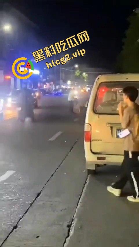 小伙抢包失败反被女子姐妹团一顿暴揍，这群女的真是够猛！-6