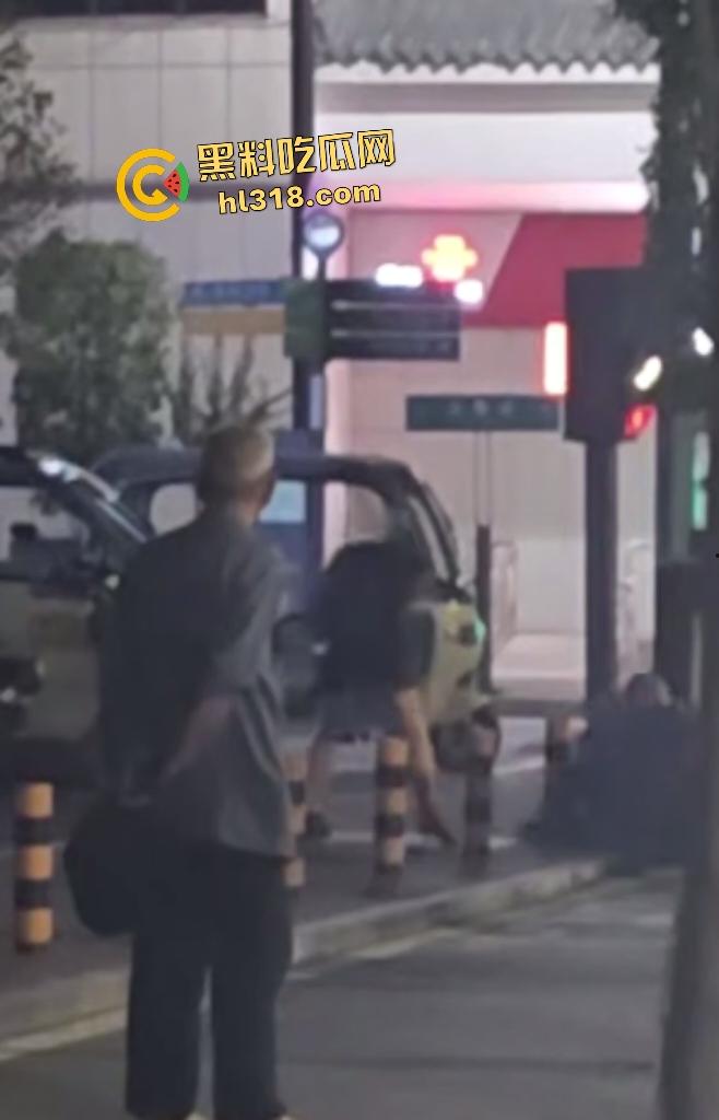 河南栾川县畜牲交警暴打拾荒老人！头盔狂砸血流满面，路人教练怒摔制服！-1