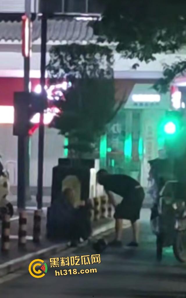 河南栾川县畜牲交警暴打拾荒老人！头盔狂砸血流满面，路人教练怒摔制服！-2