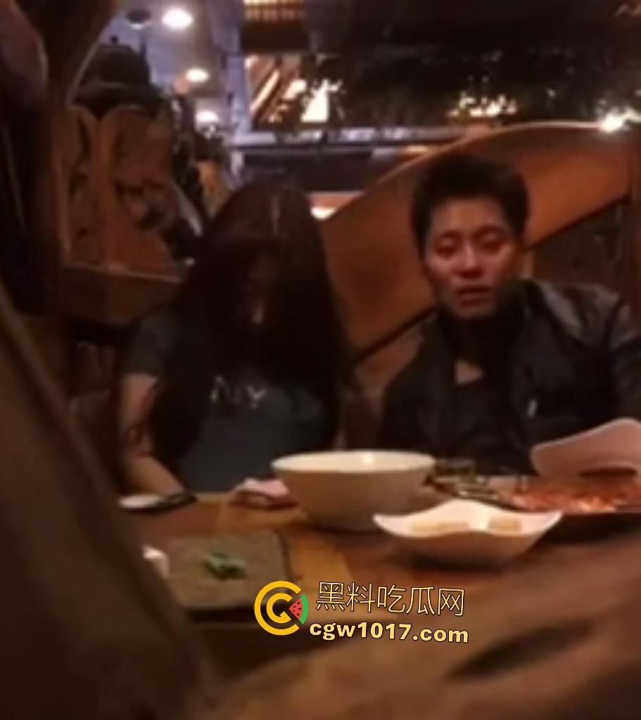 小情侣西餐厅内激情亲热被店长抓包,亲嘴摸奶后男友钻裙底直接舔逼,服务员拍肩喝止:想操去开房!-6