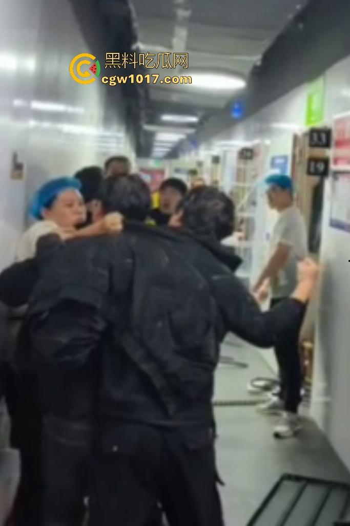 商家出餐3小时外卖小哥迟到餐被抢光，送餐小哥兽性大发殴打女店员，商家怒吼“你早干嘛去了”！-5