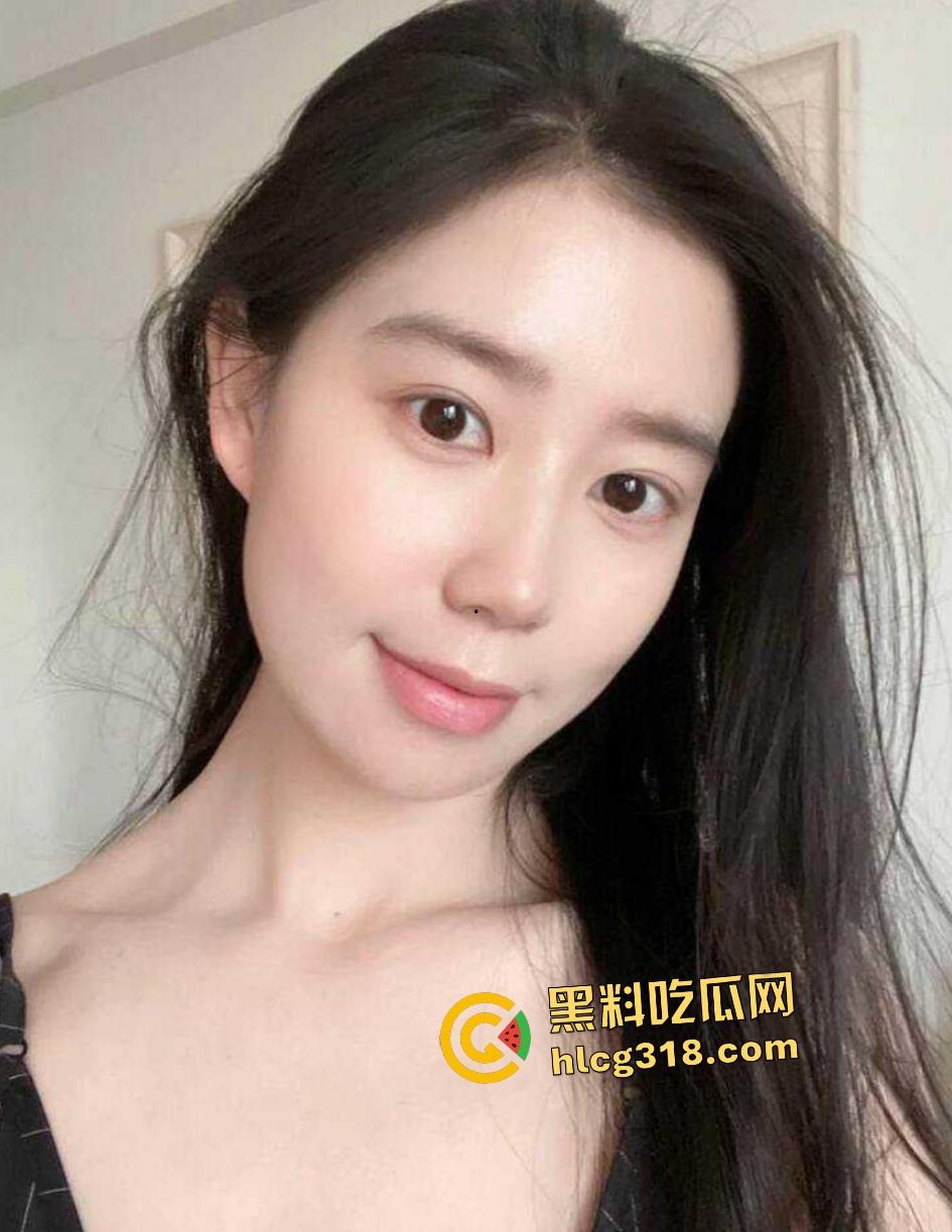 济南少妇【何敏洁】情趣内衣主动扶套插入骑乘，足交伺候富豪老公，墙上“家合