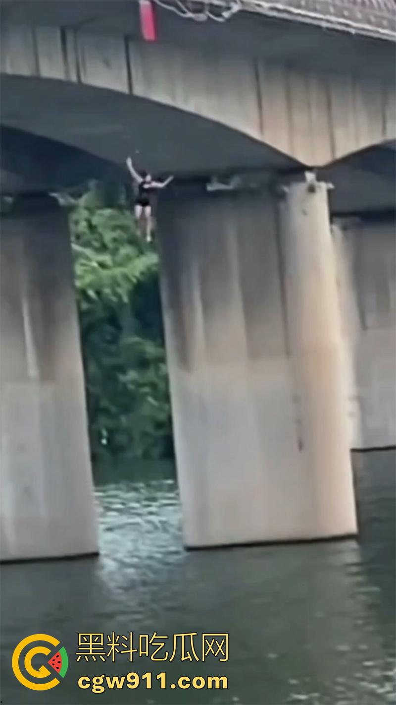 卲阳市新邵县资江二桥，女子被闺蜜出卖，酒后推销给大哥，想不到竟患上艾滋，跳河自杀被垃圾船救起！-5