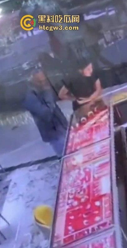 深圳水贝京基一楼惊现神偷！中午用刀划开柜台玻璃，100克金手镯被盗走-5