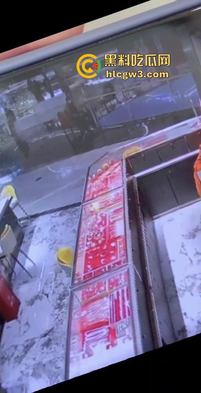 深圳水贝京基一楼惊现神偷！中午用刀划开柜台玻璃，100克金手镯被盗走-7
