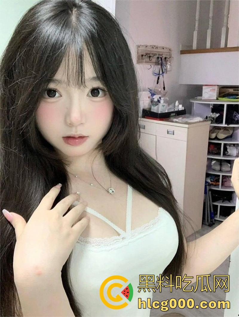 晋中卫生学校【韩林霏】，清纯颜值眼镜巨乳嫩妹，勾引有钱大叔大胆自慰，粉嫩美乳太撩人了！-5