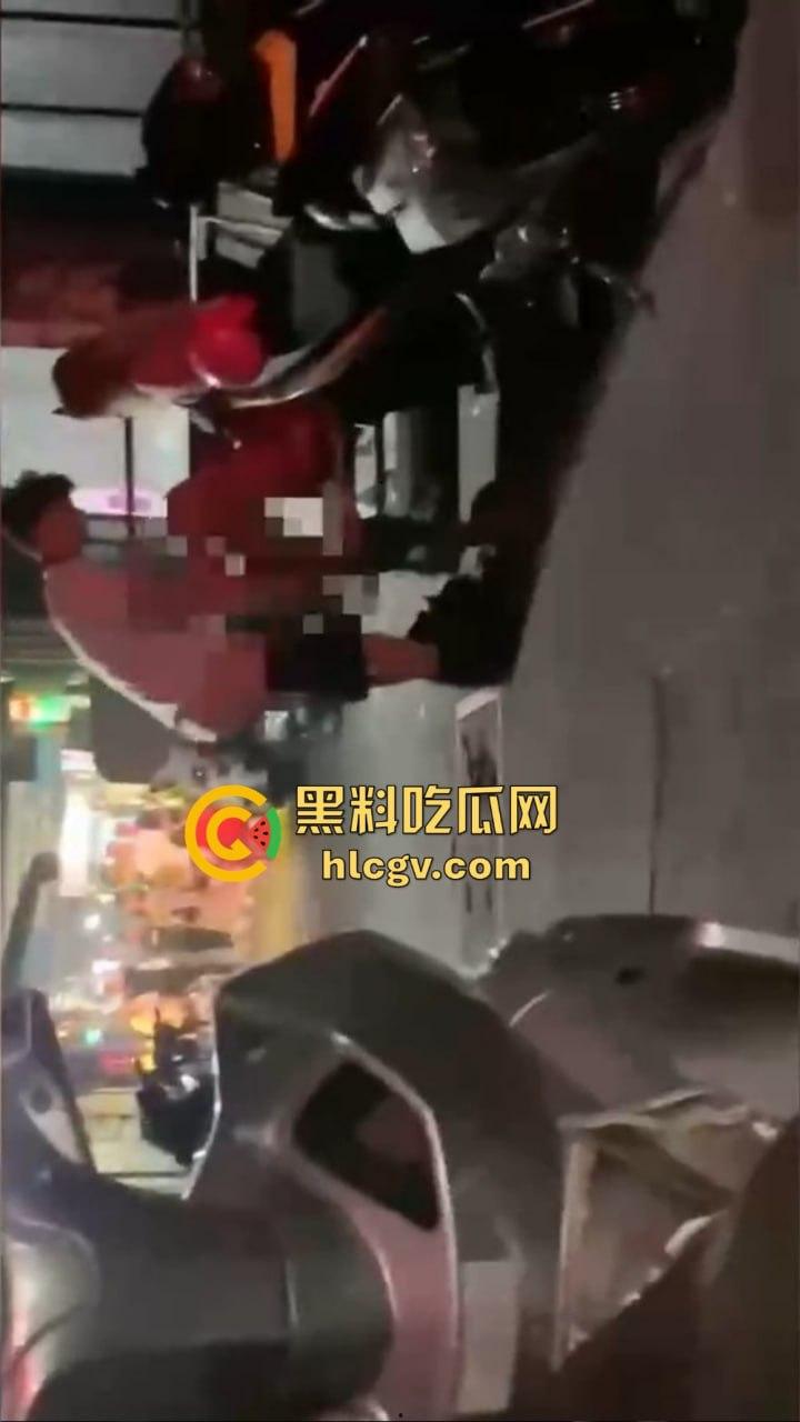 酒吧门口铁板车上的车震！网友冒死偷拍最后一摔直接笑出声，车都翻了还操个屁啊！这硬都硬不起来了吧！-2