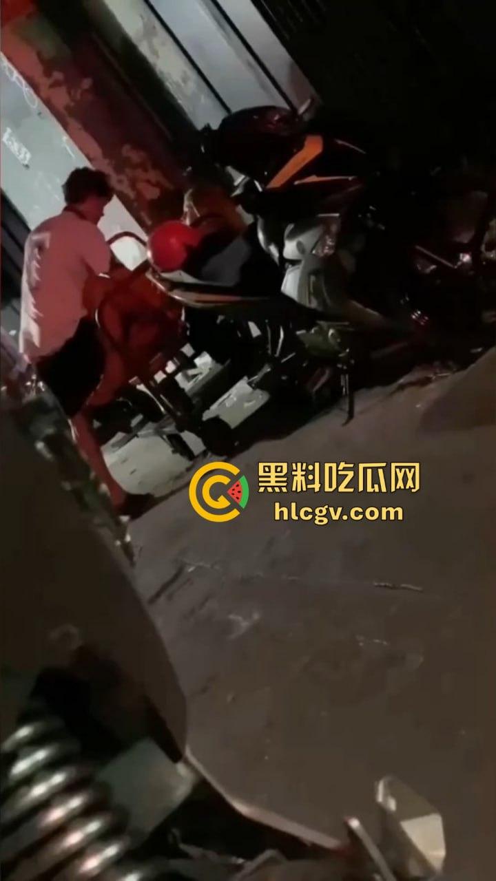 酒吧门口铁板车上的车震！网友冒死偷拍最后一摔直接笑出声，车都翻了还操个屁啊！这硬都硬不起来了吧！-6