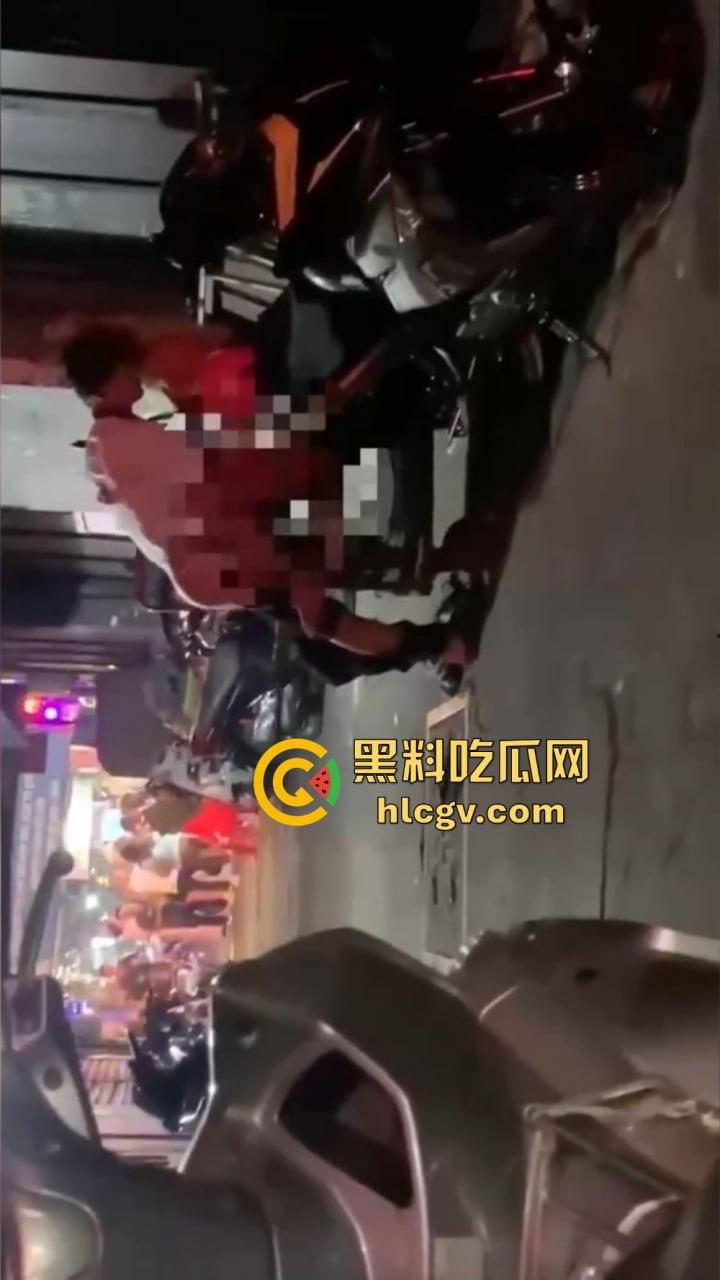 酒吧门口铁板车上的车震！网友冒死偷拍最后一摔直接笑出声，车都翻了还操个屁啊！这硬都硬不起来了吧！-7