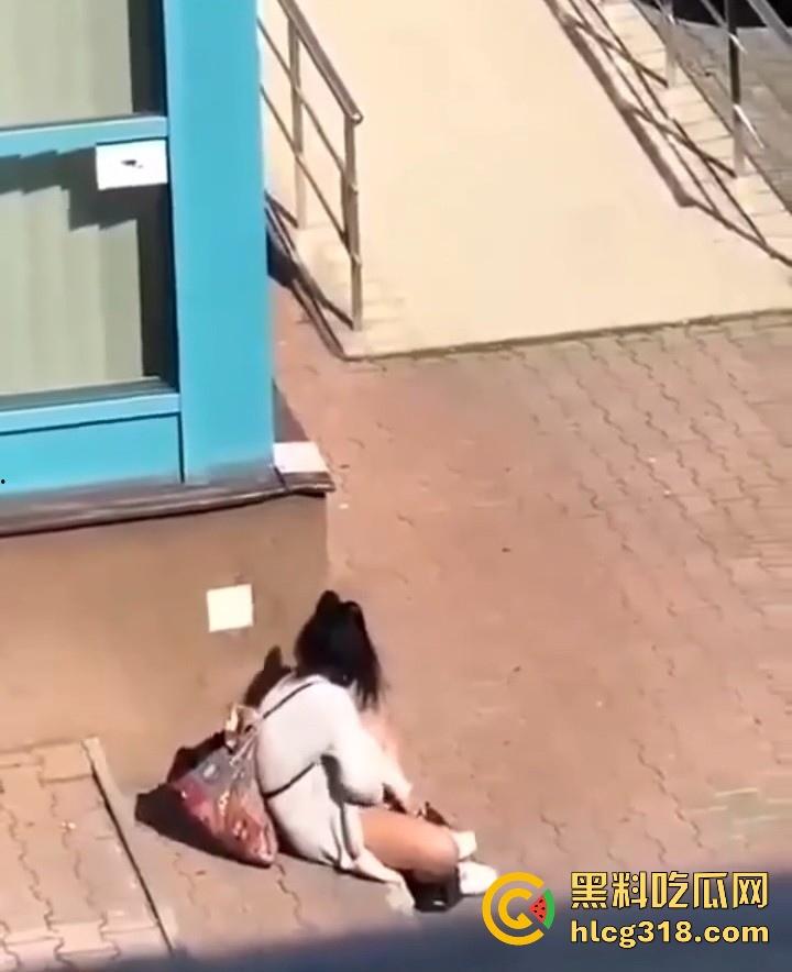 欧美大洋妞街上在线抠逼,不明原因的阴道瘙痒,眼看四下无人脱掉裤子自行止痒!-7