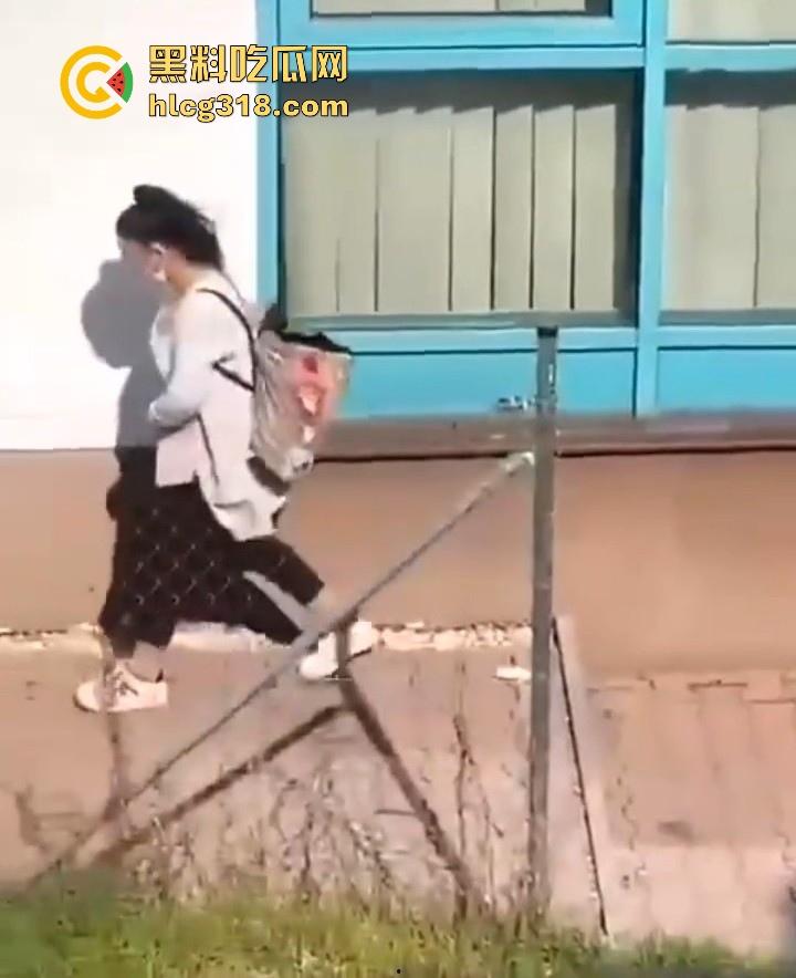 欧美大洋妞街上在线抠逼,不明原因的阴道瘙痒,眼看四下无人脱掉裤子自行止痒!-9