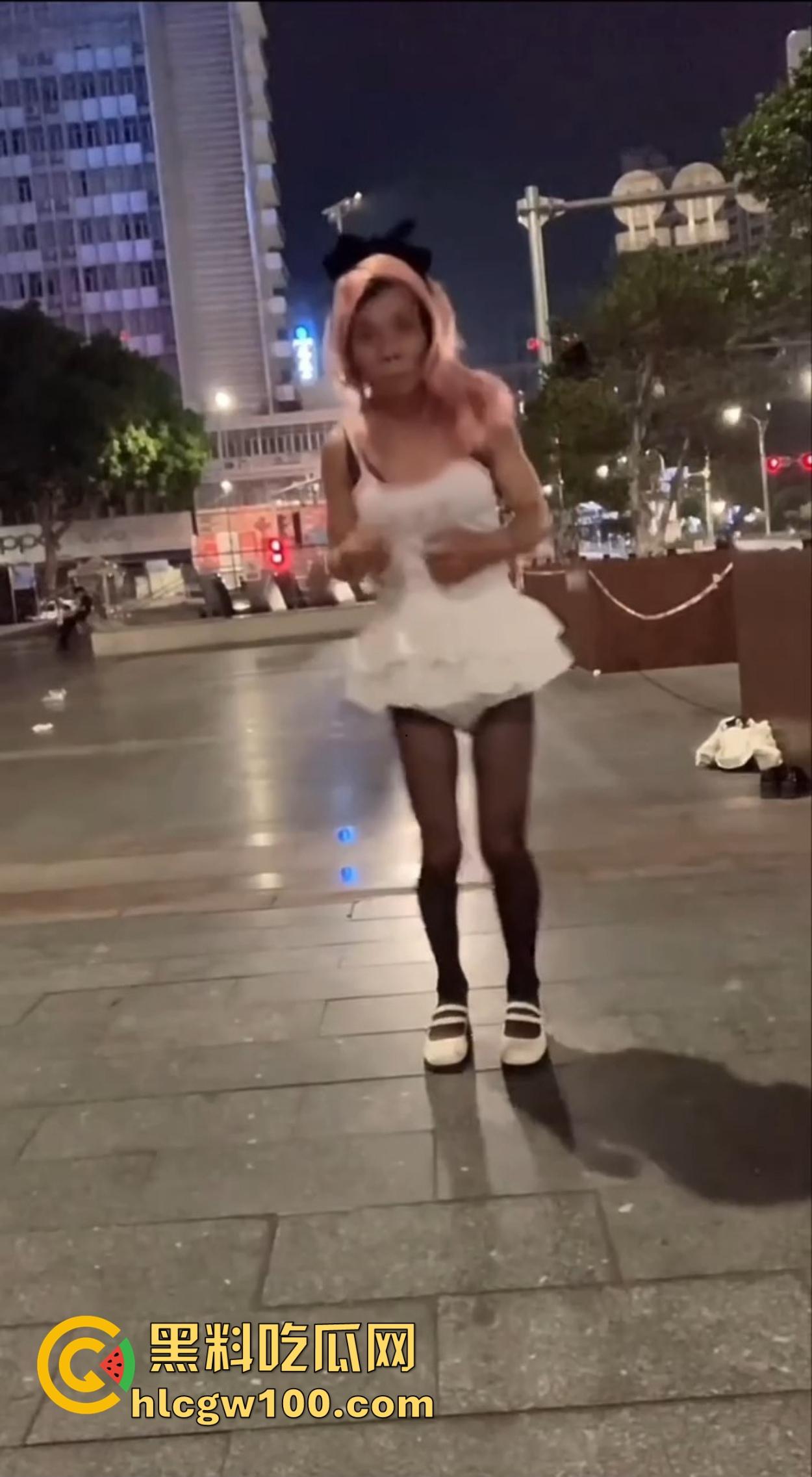 麦当劳门口深夜骚动，六旬大爷黑丝短裙深夜热舞震惊全网，粉发短裙辣眼睛，这套餐真难下嘴谁吃得下这道硬菜？-4