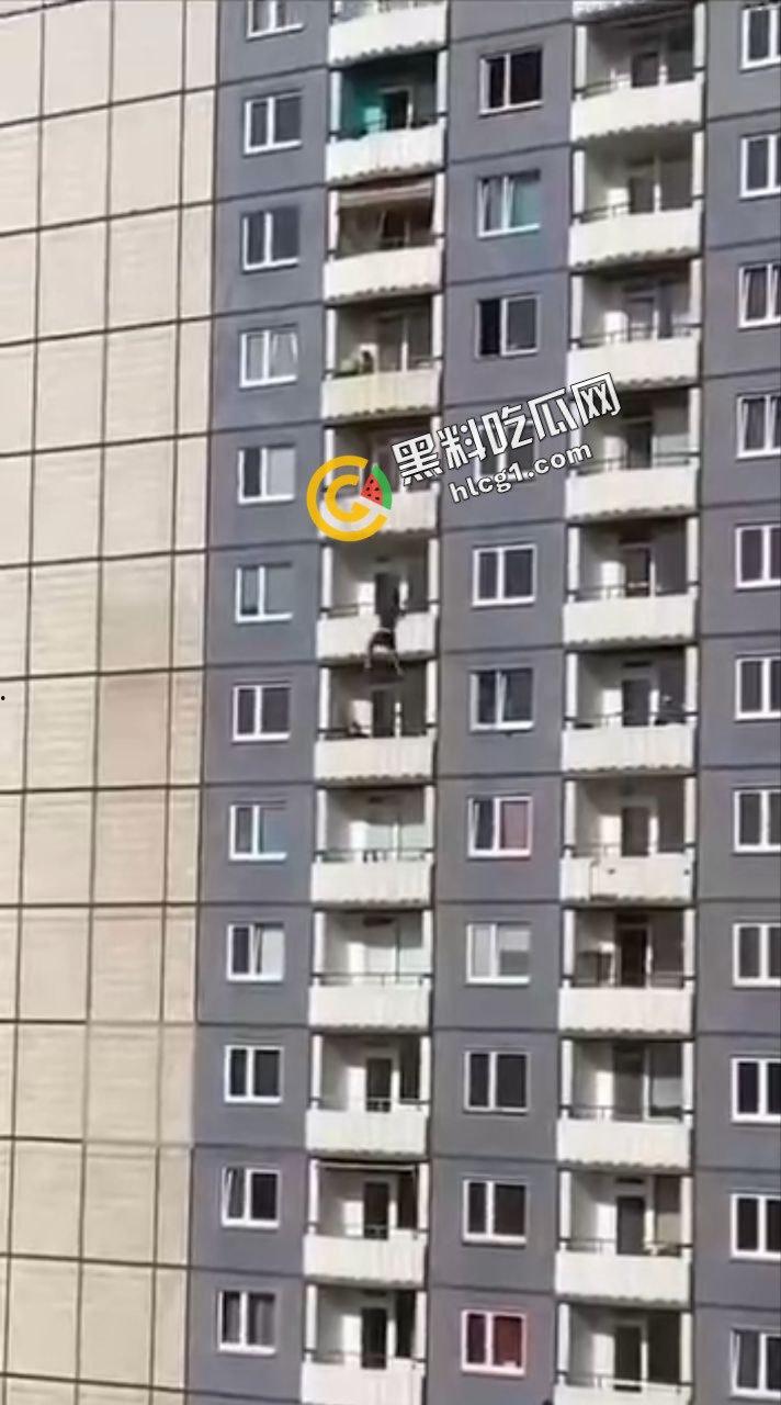 史上最炸裂捉奸 男子捉奸老婆 门被反锁 阳台捉奸失误脚滑坠楼-3