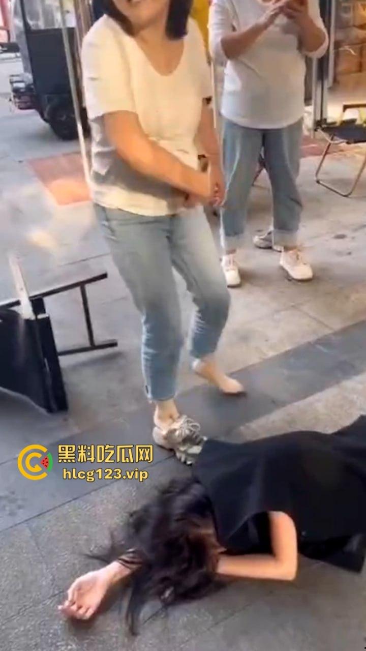 拳头硬了！河南漯河一怀孕女子打砸店铺 持刀行凶  怀了个太子吗？这么牛逼？现场撒泼视频看怒了-3