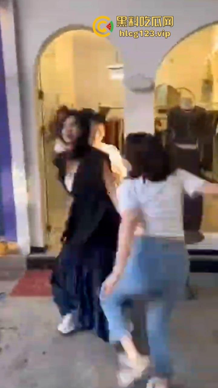 拳头硬了！河南漯河一怀孕女子打砸店铺 持刀行凶  怀了个太子吗？这么牛逼？现场撒泼视频看怒了-6