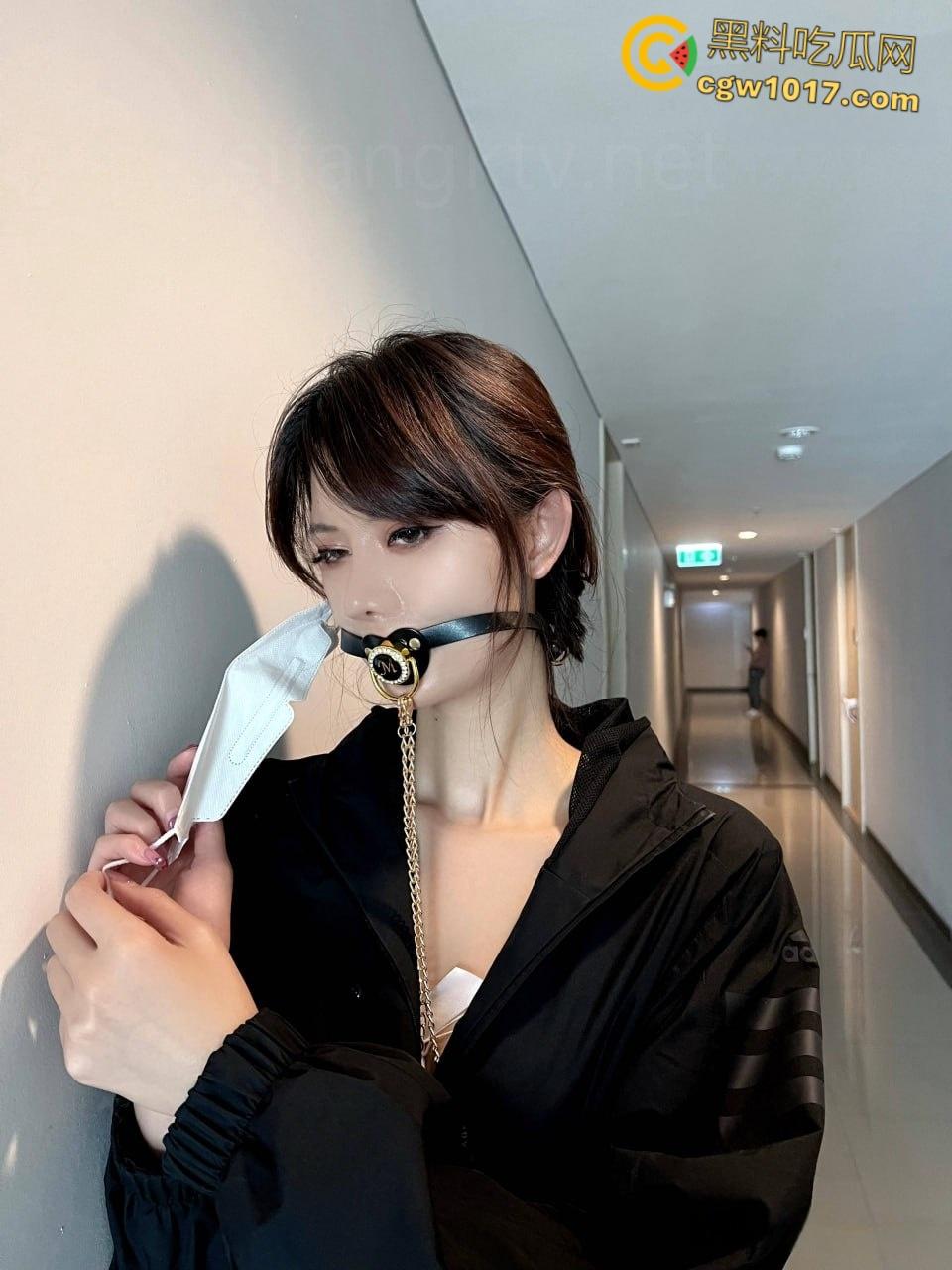 顶级福利姬【阿朱】，披淫装拍情色写真，路遇宅男被猥亵高潮，户外真空露奶，海底捞露臀淡定用餐，骚劲直接封神！-1