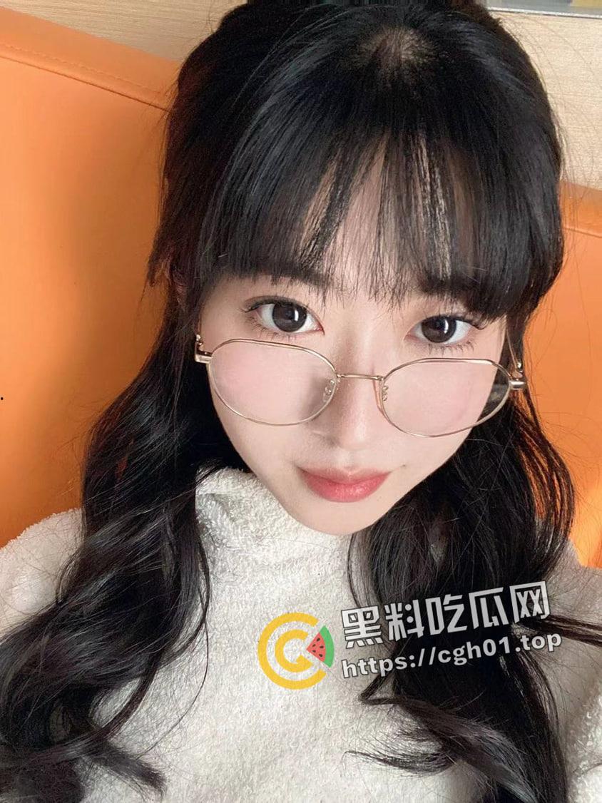 大一学妹爱吃鸡 可爱风小母狗喜欢吃鸡胜过操逼 反手摁过来拉着头发爆操-3