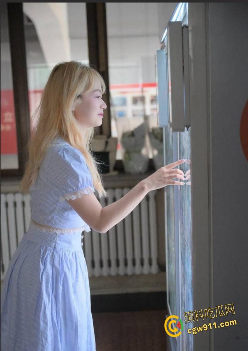 郑州经贸大学【刘彤彤】, 高颜值极品身材,穿上情趣内衣对镜口交,被金主包养当母狗,反差感十足!-2