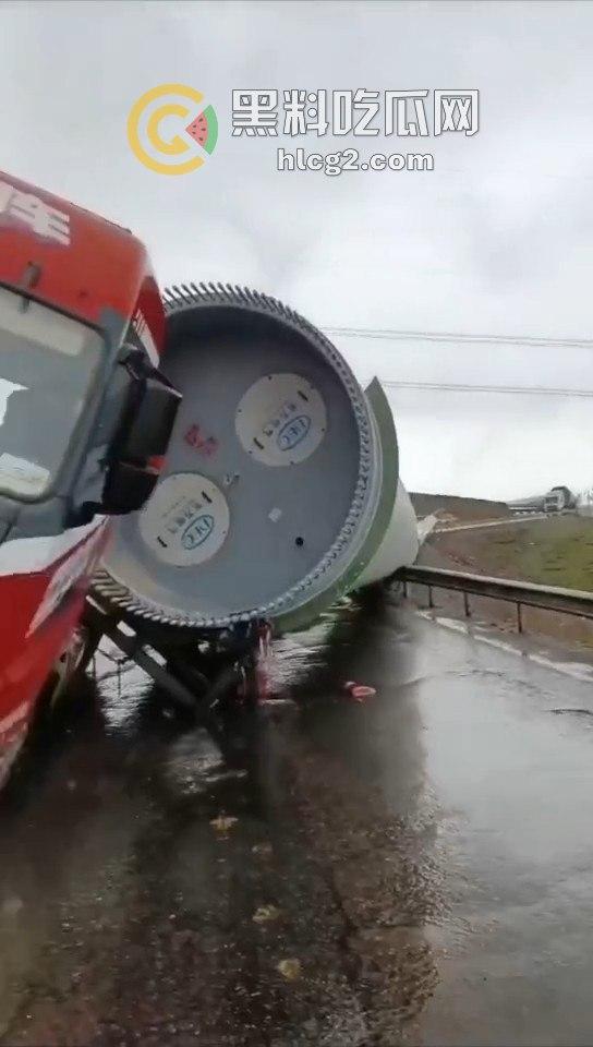 西藏青藏线大堵车!风力发电货车侧翻致数十公里堵塞,游客大呼:无路可逃!-1