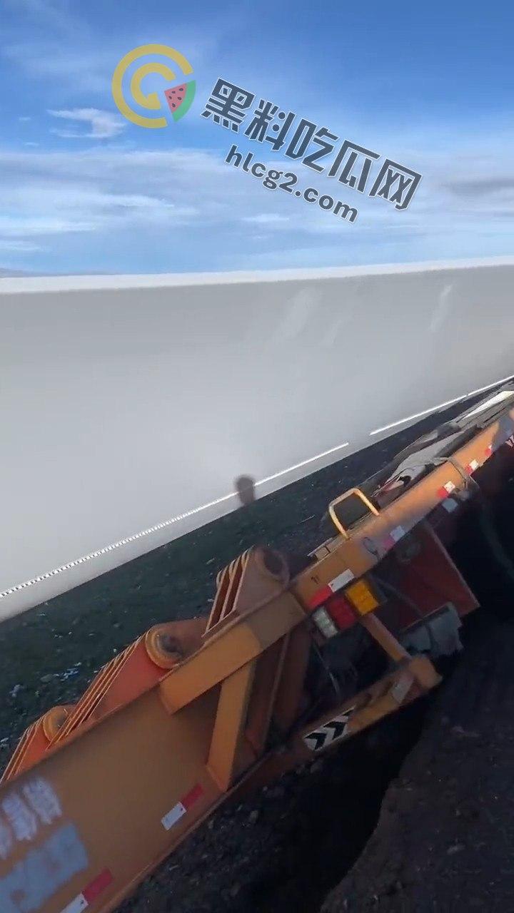 西藏青藏线大堵车!风力发电货车侧翻致数十公里堵塞,游客大呼:无路可逃!-3