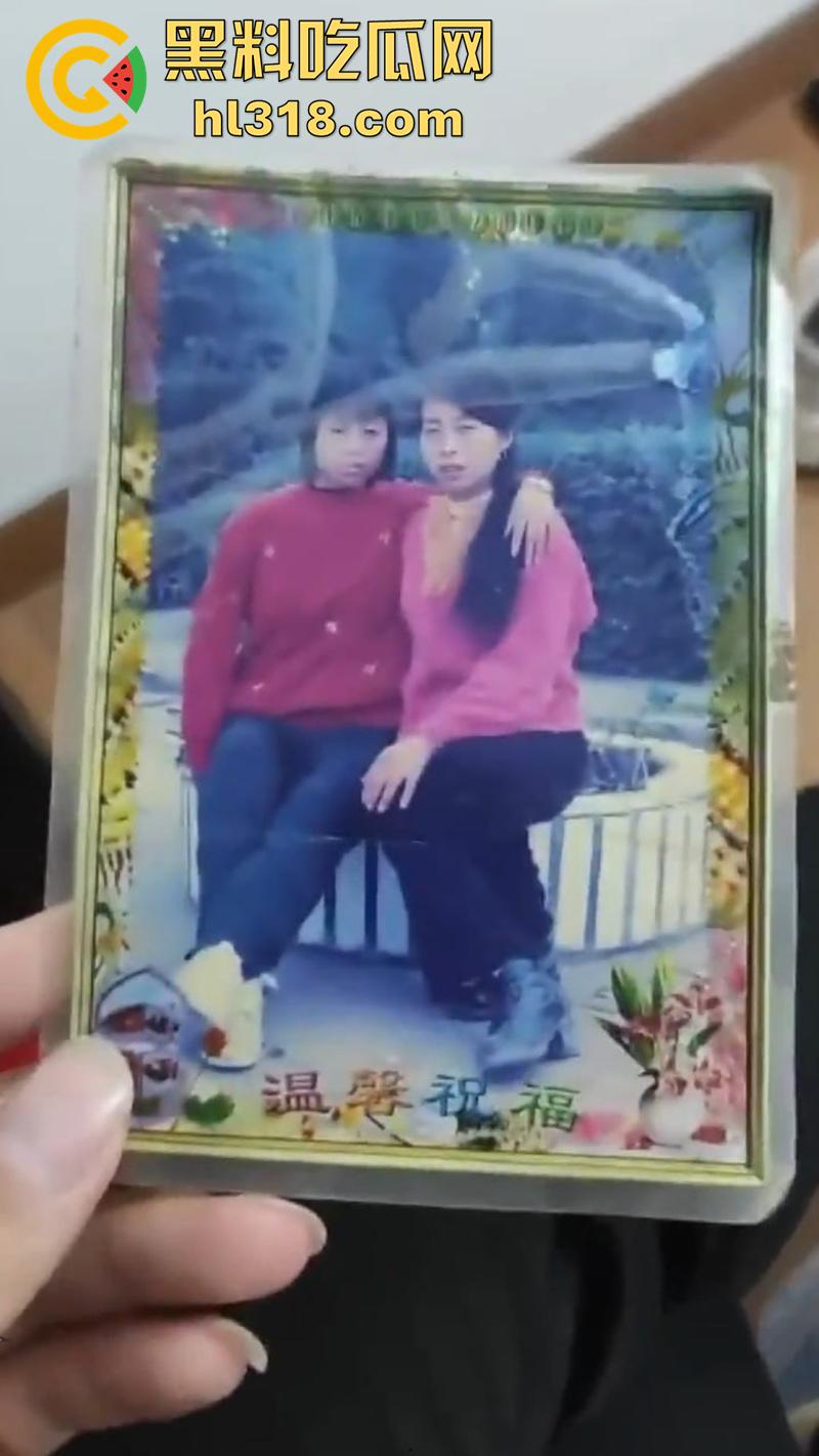 变态女婿乱伦丈母娘,趁老婆上班扒光风云犹存岳母,细腰长腿身材诱人,被扛腿抽插操的丈母娘不停浪叫!-2