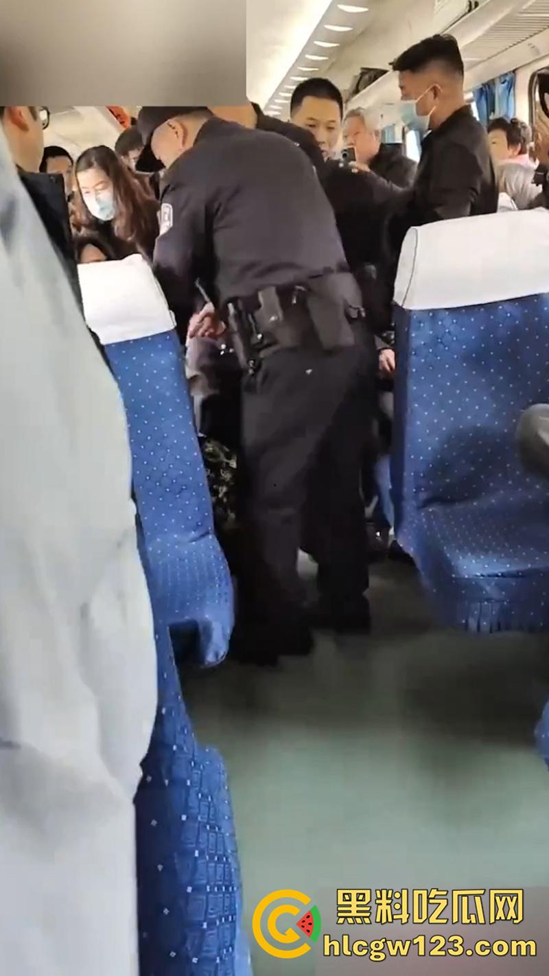 傅首尔面相母女俩，列车上霸座疯狂作妖，拿剪子威胁自杀还用手机砸乘警，扬言为我收尸！-6