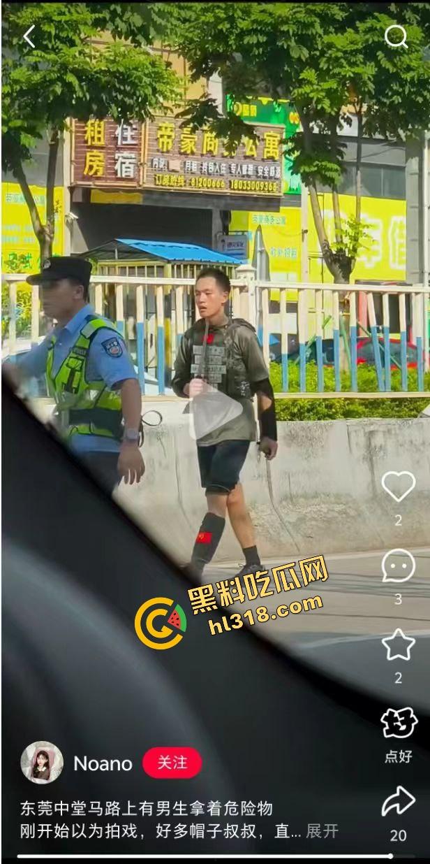 东莞中堂街头真人炸鸡秀,大哥背炸弹变身爆破鬼才堵路,手握军刺装狠,警方现场上演爆头大戏!-15