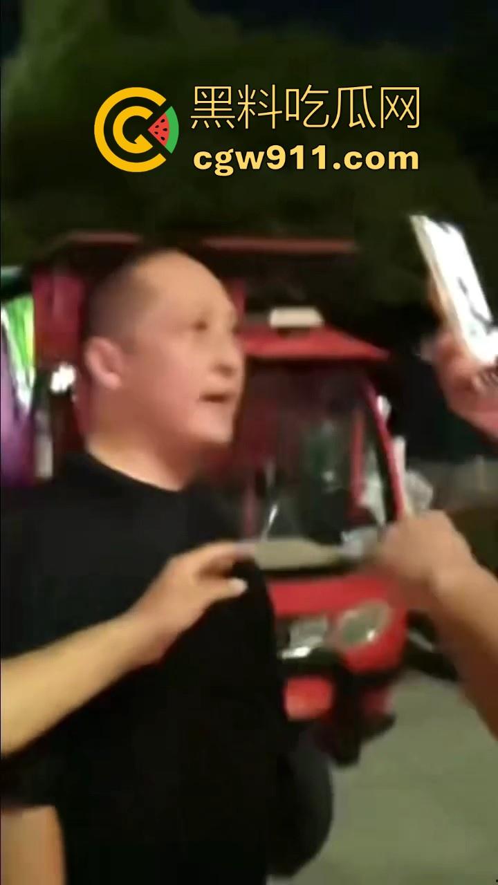 广场暴走团与一名男子发生肢体冲突!男子为求流量挡道拍摄,却遭老年暴走团群殴殴打,打得好!-7