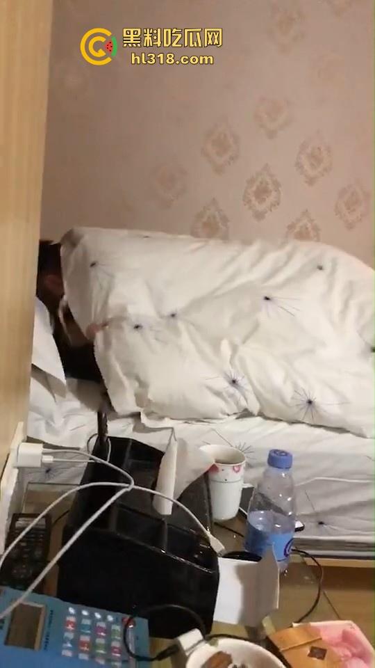 深夜兄弟怒干精神小妹，在旁的我只能眼巴巴的看着，同在一个屋檐下兄弟要不让我也操一下！-2