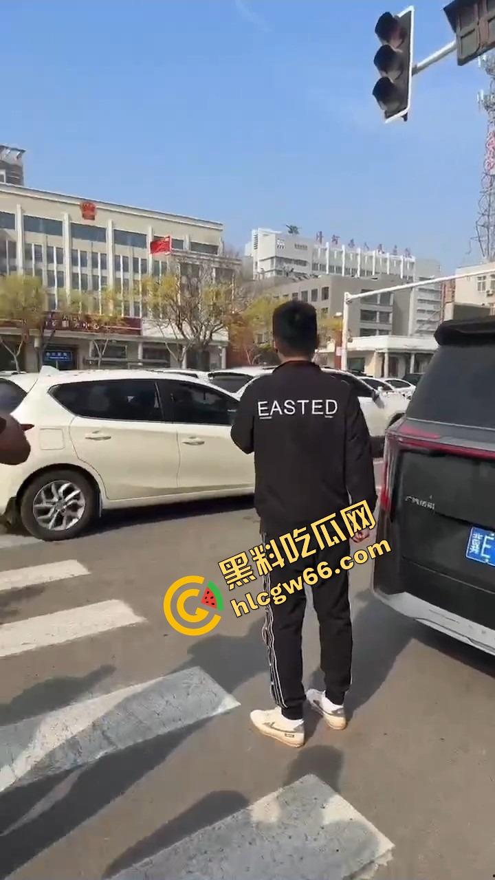 邢台市上演砸车大戏,原配将车辆逼停后砸烂车窗,小三躲在车里瑟瑟发抖不敢出来!-3