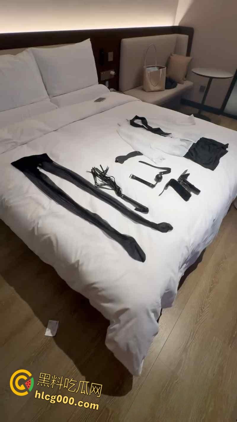 情趣内衣模特秒变淫片女主！江苏南京模特【张雅萱】，为捞金化身露脸母狗，巨乳翘臀被猛猛爆操 ！-7