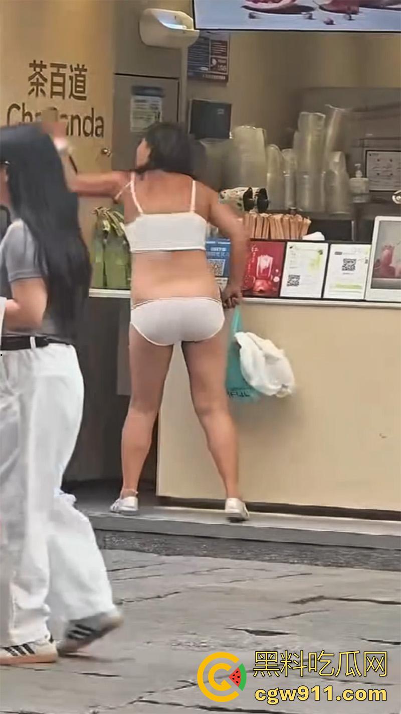江苏苏州街头裸女,女精神病饭店脱衣,当街裸奔殴打他人,甚至还砸车发疯,有没有那个流浪汉能给带走啊!-1