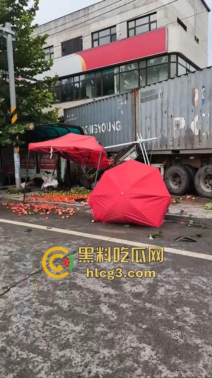 大连普兰店 大货车制动系统失控 刹车失灵 连撞数车 致一名女大学生死亡 对象发文感慨 3人受伤！-5