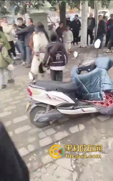 河南焦作街头奇葩闹剧,小仙女冲老头们怒喊别抽烟别吐痰不听话直接上手打!路人愤怒围攻打哭小仙女!-2