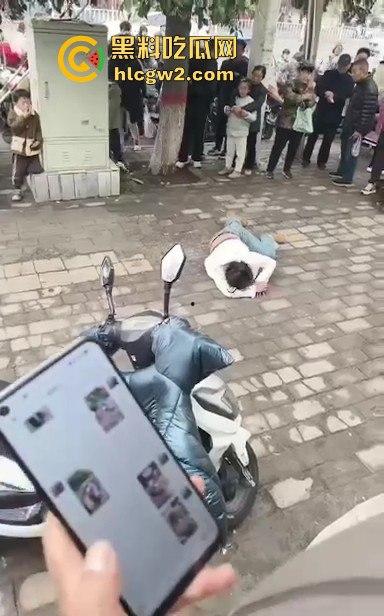 河南焦作街头奇葩闹剧,小仙女冲老头们怒喊别抽烟别吐痰不听话直接上手打!路人愤怒围攻打哭小仙女!-3