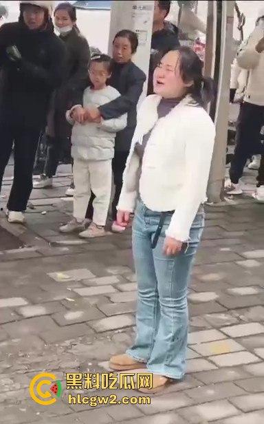 河南焦作街头奇葩闹剧,小仙女冲老头们怒喊别抽烟别吐痰不听话直接上手打!路人愤怒围攻打哭小仙女!-7