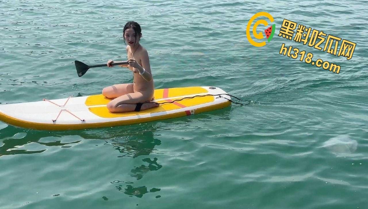 天气太热一道亮丽的风景线，极品气质美女裸体划船出游，给骚逼散散味，清凉一夏！-7