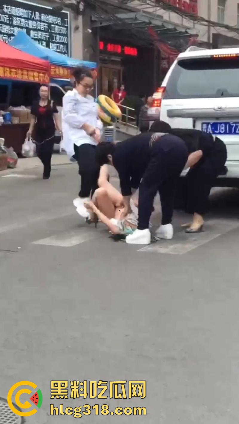 原配带姐妹当街扒光小三，翘臀美腿性感身材全裸露，暴力踹逼踢的美女嗷嗷叫，难怪老公会出轨呢！-6